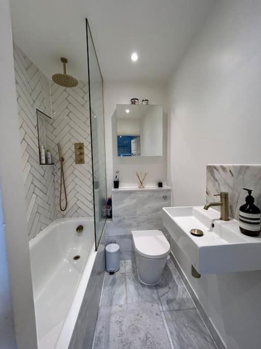Stunning 2 Bed Fulham Londra